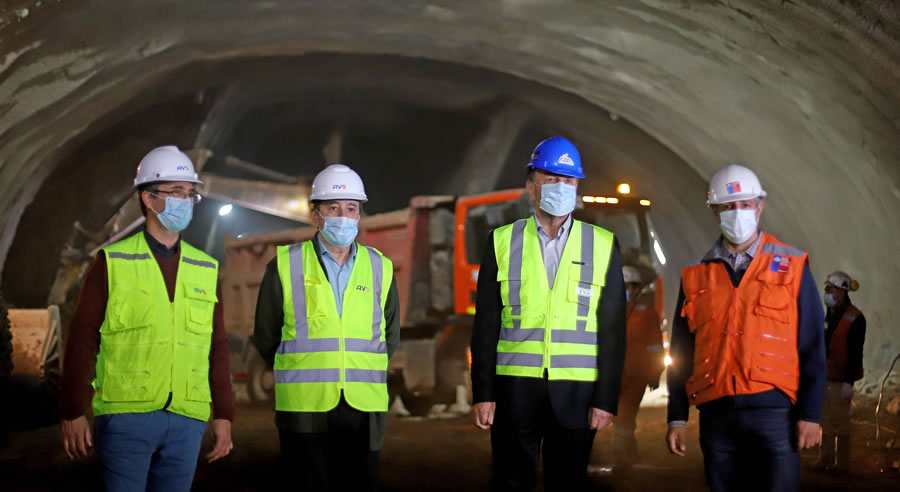 Ministro Moreno supervisa excavación de túnel de 2 km bajo el cerro San Cristóbal y el río Mapocho como parte de la futura autopista Américo Vespucio Oriente I