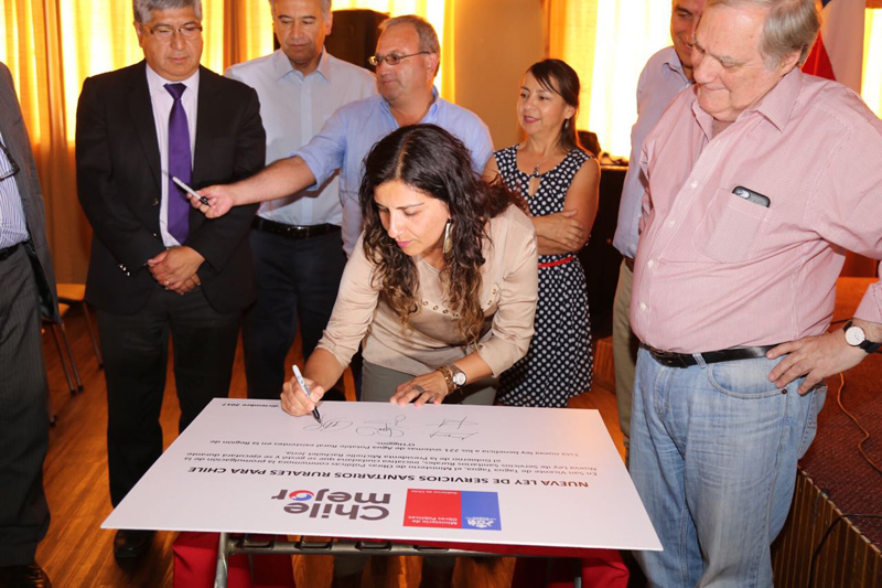 Subsecretario Sergio Galilea encabezó celebración por nueva Ley de Servicios Sanitarios Rurales con dirigente de APR