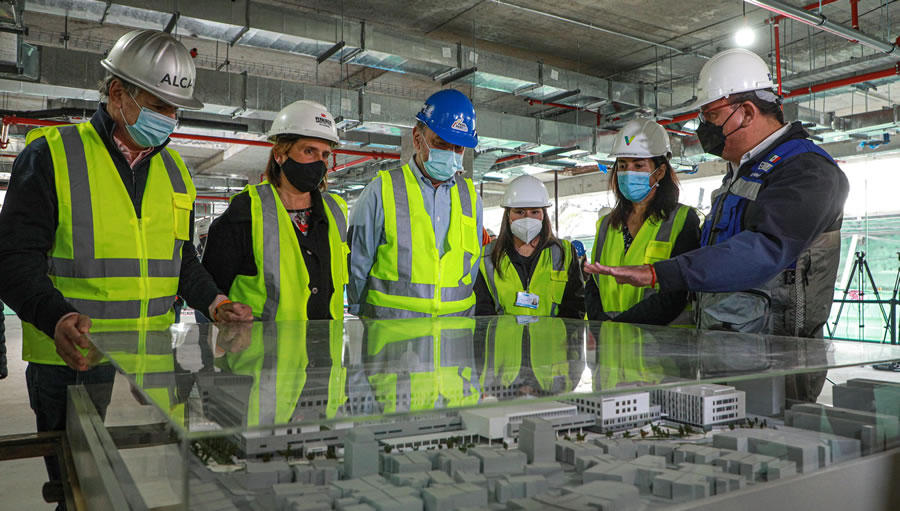 Ministro Moreno en visita a obras del nuevo Hospital Salvador: “Será un cambio significativo para medio millón de personas”