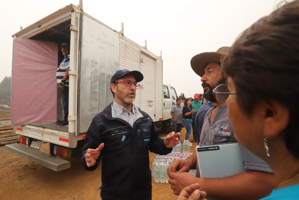 Ministro García coordinando en terreno la ayuda a las familias afectadas por los incendios forestales en la región del Biobío