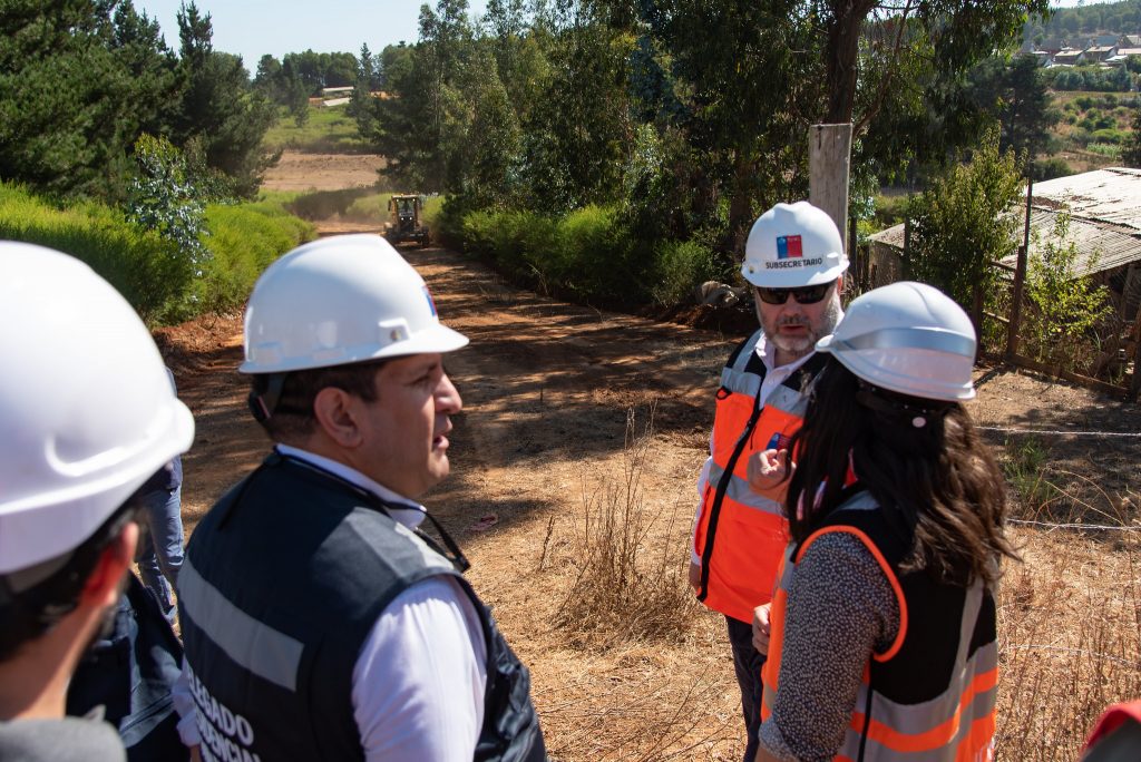 Subsecretario de Obras Públicas y ministra de la Mujer supervisan la construcción de cortafuegos en la región del Maule