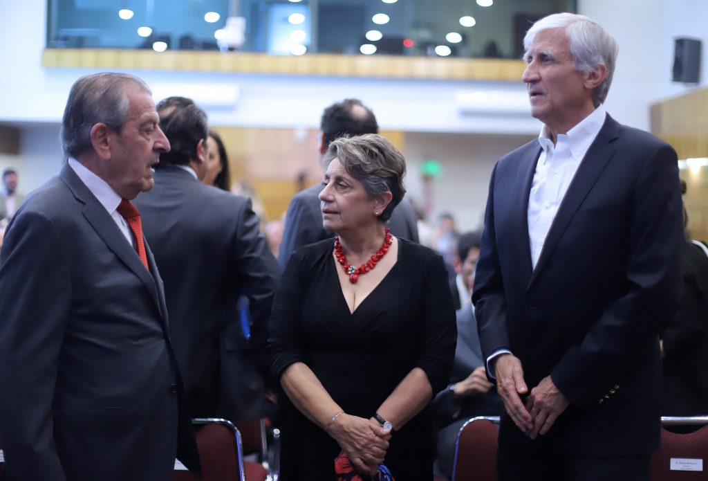 La ministra de Obras Públicas Jessica López conversa con el presidente del directorio del Consejo de Políticas de Infraestructura y ex mandatario de Chile, eduardo Frei, y el director del CPI Carlos Cruz