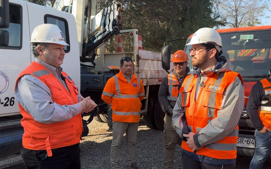 Subsecretario de Obras Públicas entrega camiones a Enel para apoyar el  restablecimiento de suministro eléctrico