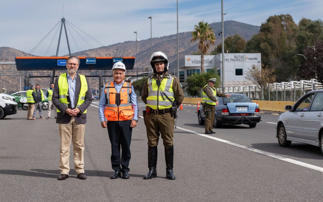MOP monitorea masiva salida de Santiago por fin de semana largo: Más de 460 mil vehículos y 244 mil pasajeros en AMB