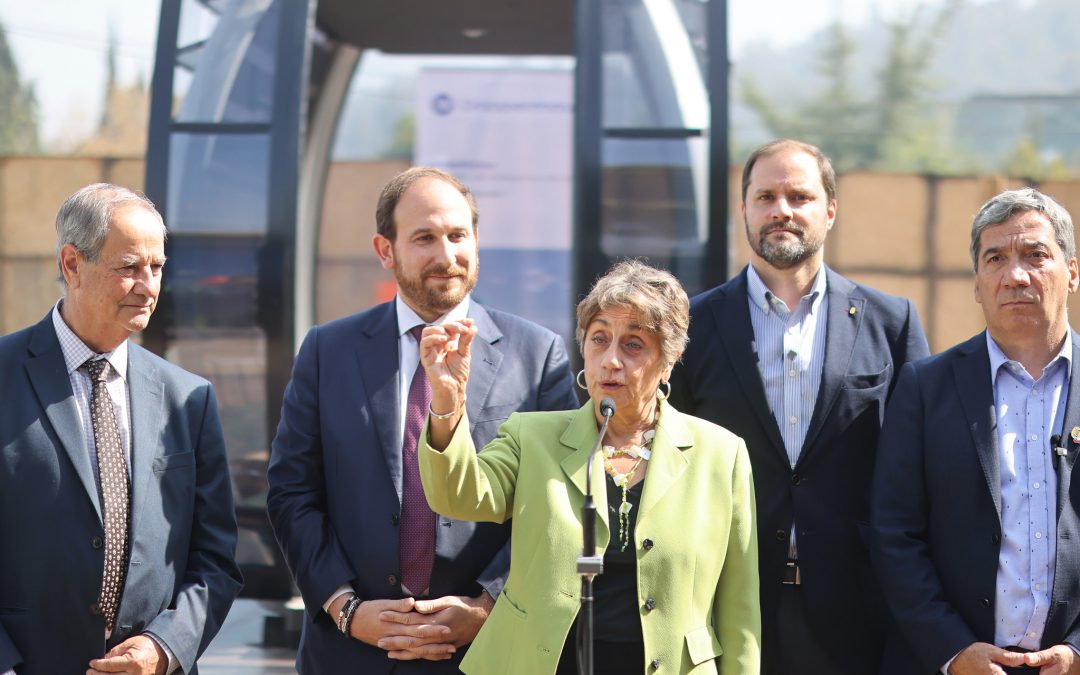 MOP presenta primera cabina para pasajeros del Teleférico Bicentenario