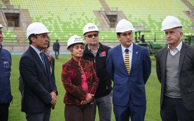 Autoridades de Gobierno inspeccionan avances en la cancha del Estadio Elías Figueroa en Valparaíso