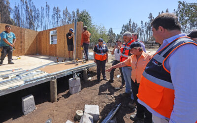 Ministra MOP inspecciona la instalación de la primera vivienda de emergencia en La Araucanía