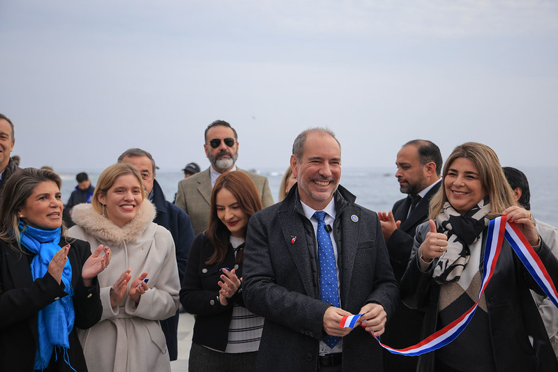 Biministro Louis de Grange y alcalde de Algarrobo, Marco Antonio González encabezaron inauguración de la recuperación del borde costero de Algarrobo.