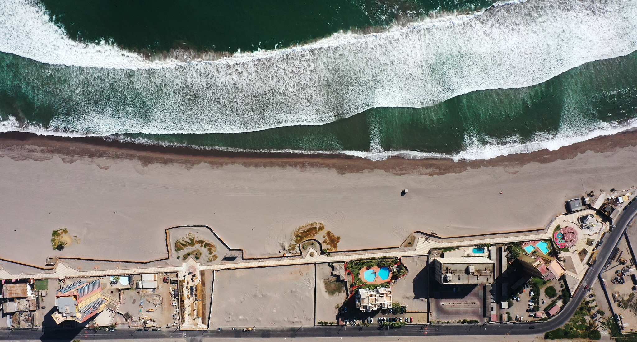 Biministro De Grange visita fase final de construcción de nuevo borde costero entre las playas Chinchorro y Las Machas en Arica