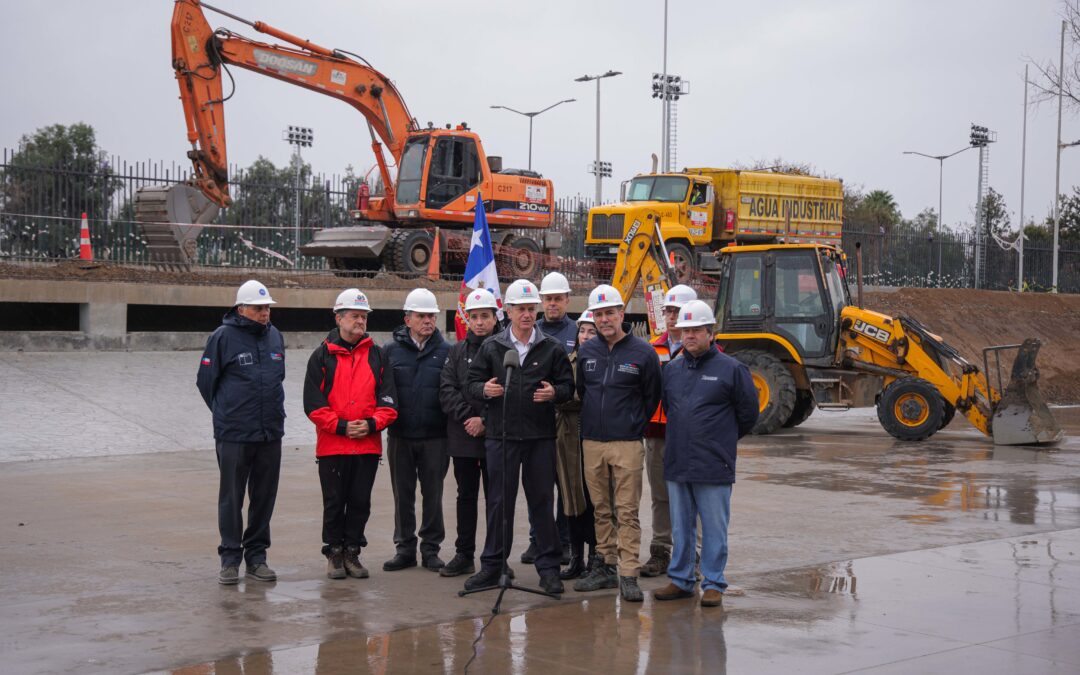 Biministro de Obras Públicas y Transportes y Telecomunicaciones junto al Presidente Kast visitan las obras del Colector Santa Corina en Pudahuel y reiteran el llamado a evitar riesgos innecesarios