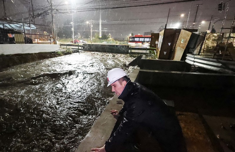 Primer funcionamiento del nuevo colector del Canal Santa Marta evita inundaciones en Camino a Melipilla durante sistema frontal