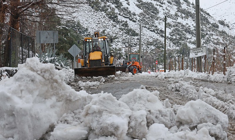 Biministro Louis de Grange supervisa despeje de nieve en el Cajón del Maipo y destaca despliegue nacional del MOP por sistema frontal