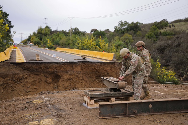 MOP y Ejército instalan puente mecano para restablecer el tránsito en ruta Zapallar – Catapilco cortada por socavón