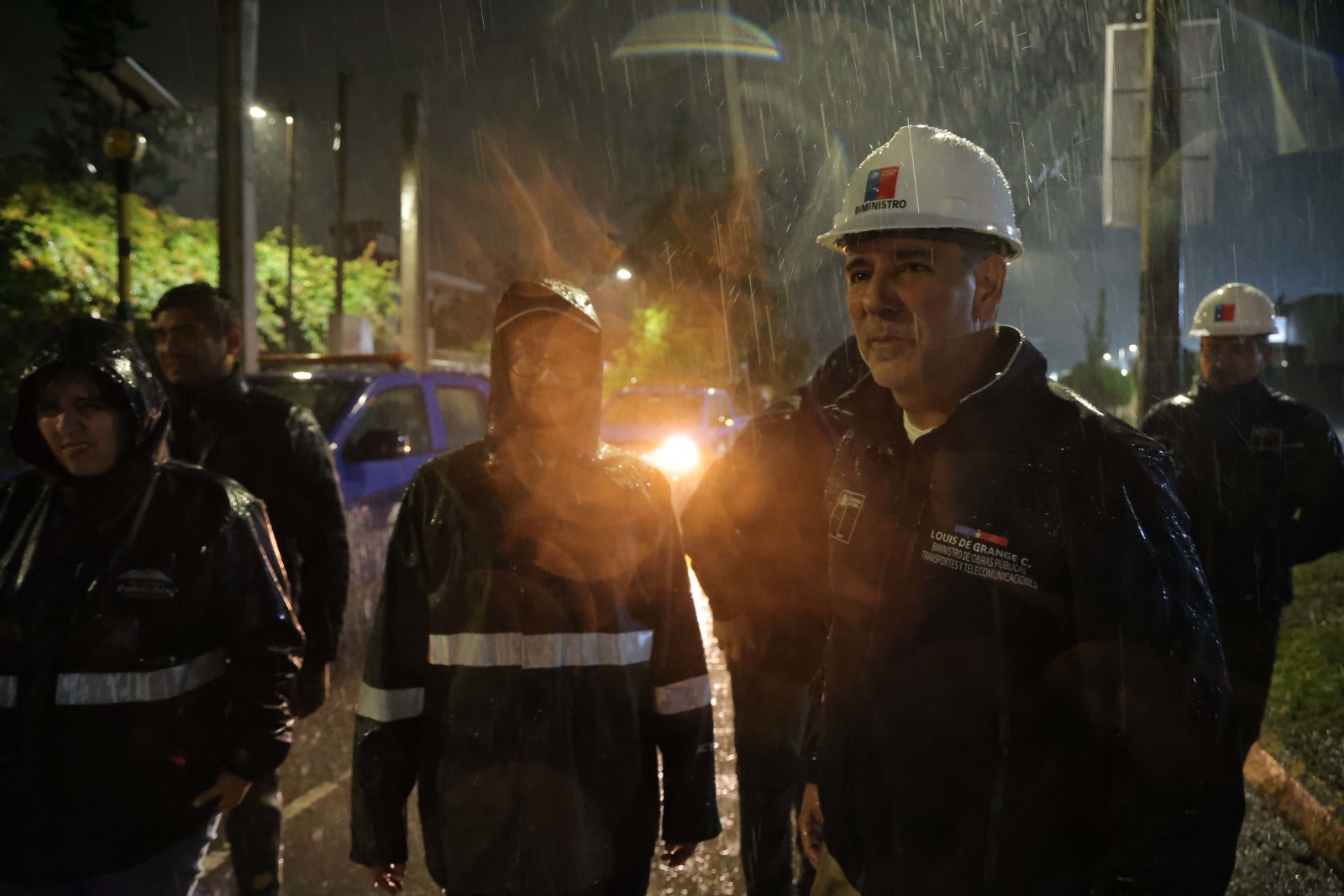 Biministro Louis de Grange se desplegó durante la noche para monitorear quebradas en el sector cordillerano de la capital