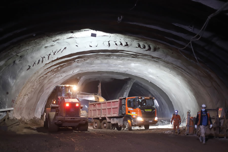 Ministro Moreno supervisa excavación de túnel de 2 km bajo el cerro San Cristóbal y el río Mapocho como parte de la futura autopista Américo Vespucio Oriente I