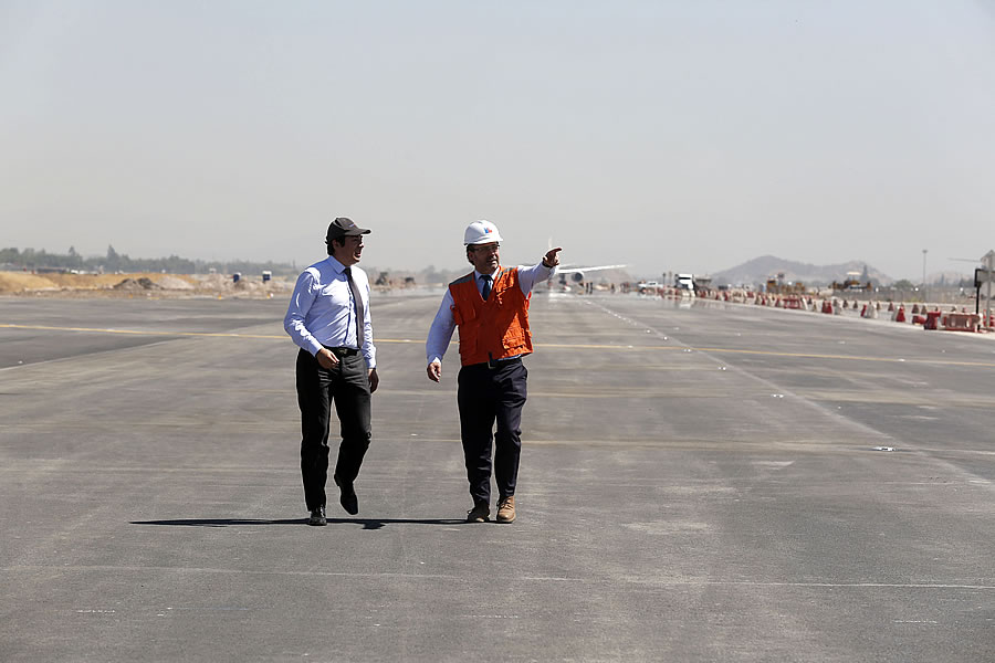 Ministro Undurraga encabezó habilitación de pista para operación de aviones en Aeropuerto Internacional de Santiago en inicio de temporada alta