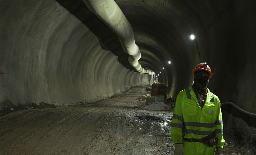 Ministro Moreno en primer recorrido por la obra del túnel de AVO I: “Los tiempos de traslado disminuirán en un 80%”