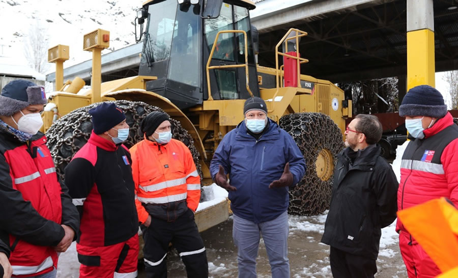 Ministro de Obras Públicas destina nuevos equipos y maquinaria para el despeje de nieve y traslado de personas en Paso Los Libertadores