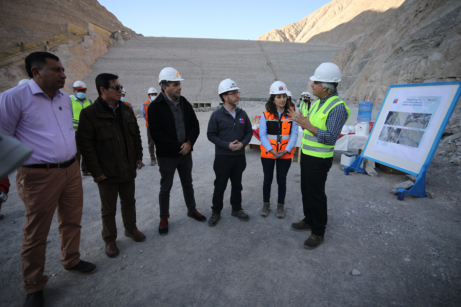 Ministro García visita construcción de Embalse Chironta en Arica y confirma inauguración antes de fin de año