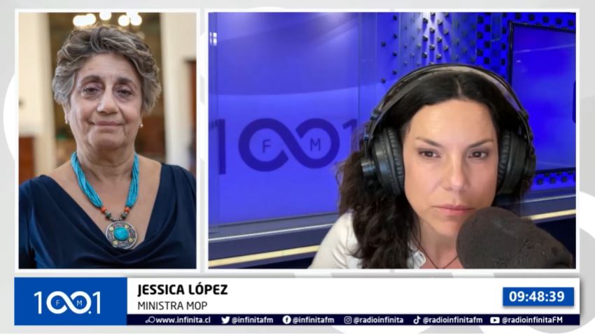 Imagen en la que aparece la periodista Catalina Edwards, re Radio Infinita, en entrevista telefónica con la ministra de Obras Públicas, Jessica López, sobre inversiones en infraestructura en el país.