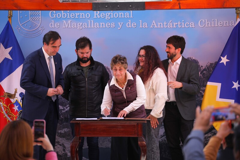 Presidente Boric encabeza firma de convenio entre el MOP y el Gobierno Regional de Magallanes para invertir 390 mil millones de pesos en la zona
